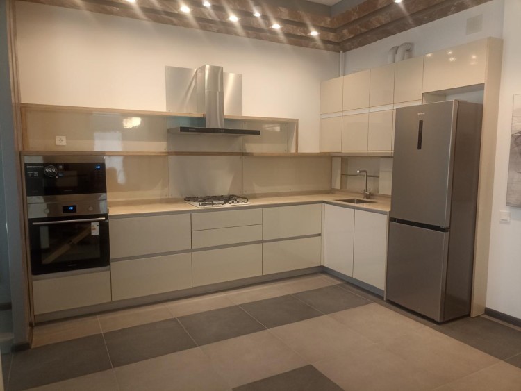 Кухонный гарнитур угловой "Модерн" бежевый глянец.