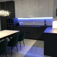 Кухня в контрастных тонах в стиле минимализм