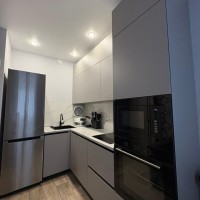 Серая угловая кухня в минималистичном стиле