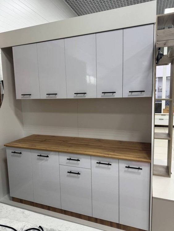 Кухонный гарнитур Ольга 1800, фасады - пластик , столешница- пластик, ручки- рейлинг черный матовый.