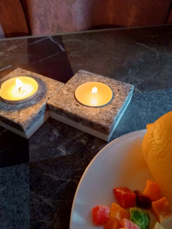 Подсвечник из дерева и искусственного камня. Оригинальный дизайн, под чайную свечу. дерево бук, ИК под гранит размер 80*80 мм