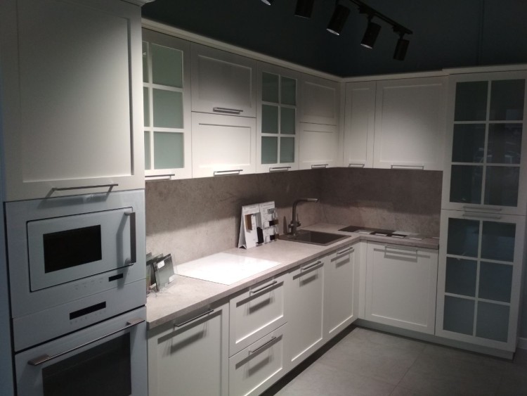 Кухня с витриной на заказ от производителя