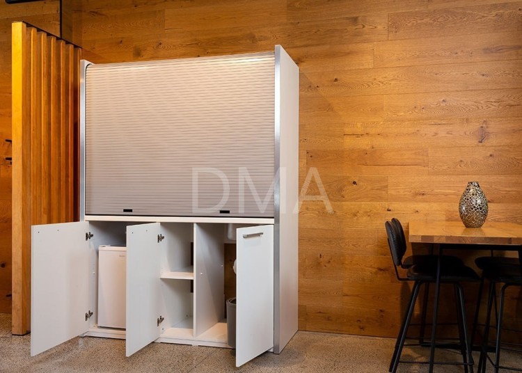 Мини кухня в офис со скрытыми базами и рабочей зоной